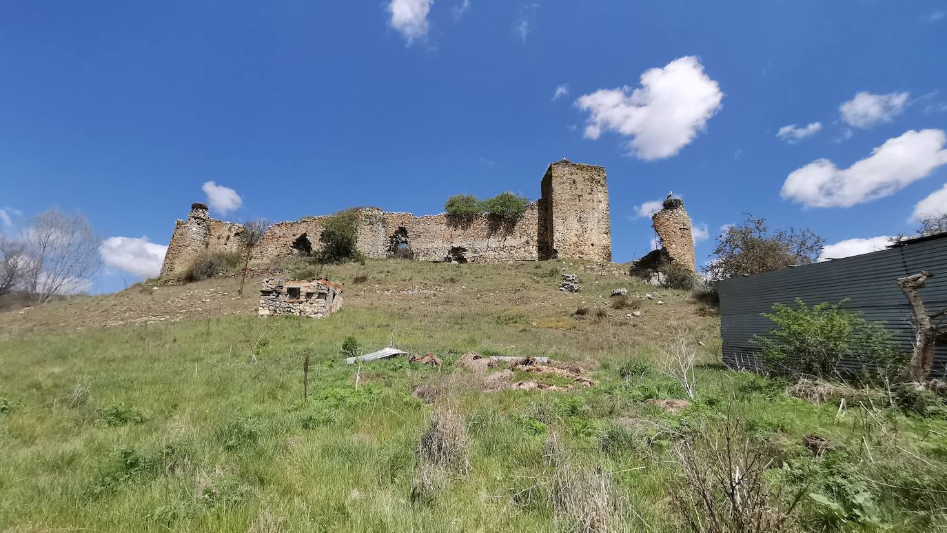 Los vecinos de la localidad del Castillo, en Riello, consiguen la cesión del Castillo de Benal, antigua propiedad de los Condes de Luna, para su rehabilitación y puesta en valor tras décadas de olvido que han llevado a la fortaleza a un estado de ruina.