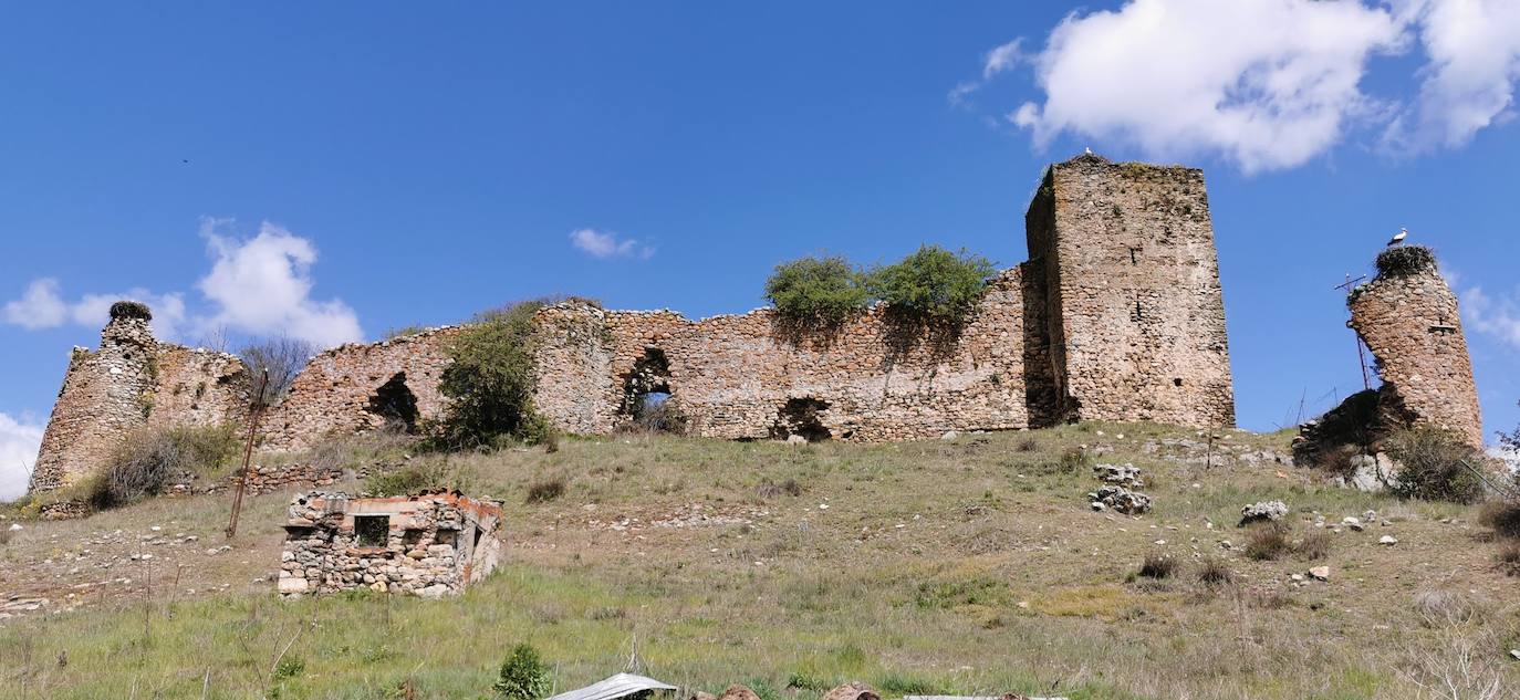 Los vecinos de la localidad del Castillo, en Riello, consiguen la cesión del Castillo de Benal, antigua propiedad de los Condes de Luna, para su rehabilitación y puesta en valor tras décadas de olvido que han llevado a la fortaleza a un estado de ruina.