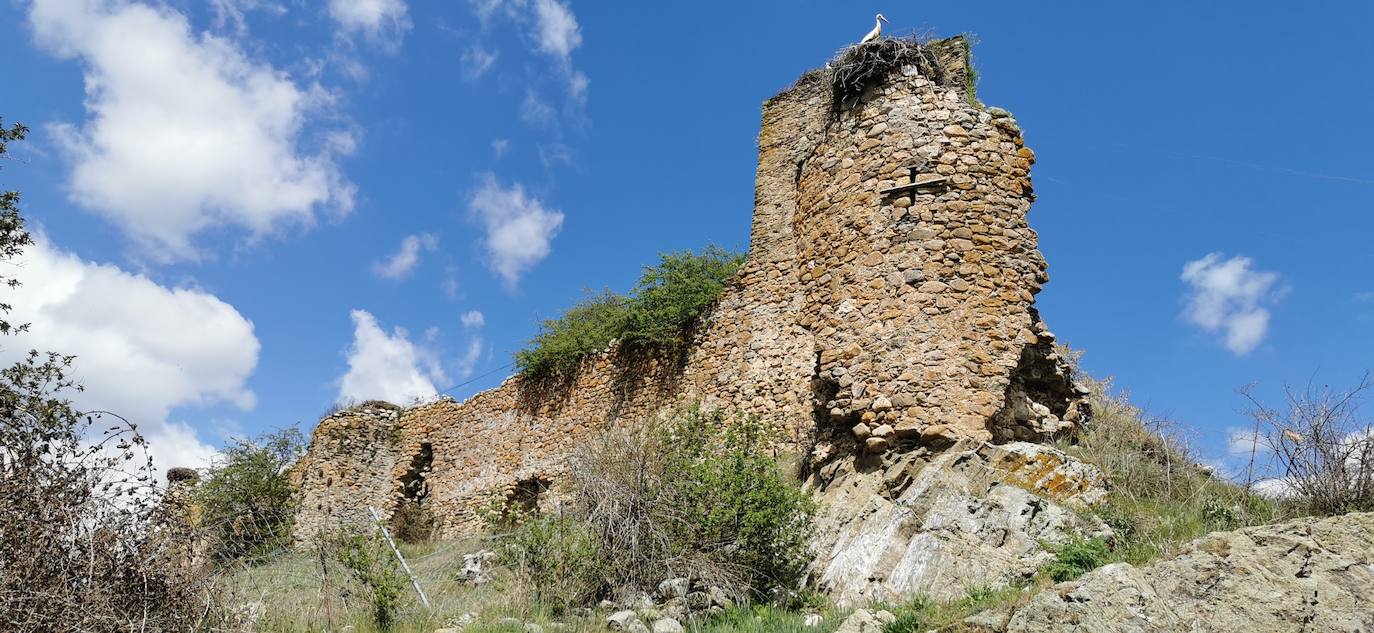 Los vecinos de la localidad del Castillo, en Riello, consiguen la cesión del Castillo de Benal, antigua propiedad de los Condes de Luna, para su rehabilitación y puesta en valor tras décadas de olvido que han llevado a la fortaleza a un estado de ruina.