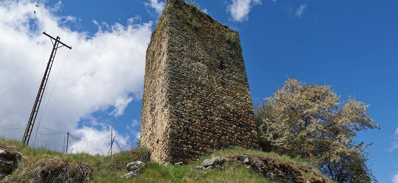 Los vecinos de la localidad del Castillo, en Riello, consiguen la cesión del Castillo de Benal, antigua propiedad de los Condes de Luna, para su rehabilitación y puesta en valor tras décadas de olvido que han llevado a la fortaleza a un estado de ruina.