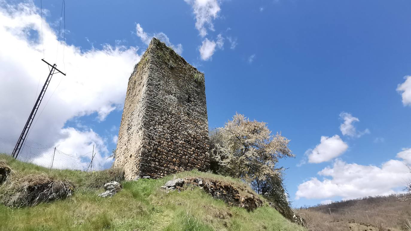 Los vecinos de la localidad del Castillo, en Riello, consiguen la cesión del Castillo de Benal, antigua propiedad de los Condes de Luna, para su rehabilitación y puesta en valor tras décadas de olvido que han llevado a la fortaleza a un estado de ruina.