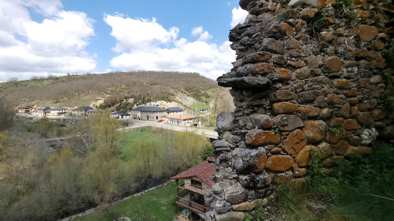 Los vecinos de la localidad del Castillo, en Riello, consiguen la cesión del Castillo de Benal, antigua propiedad de los Condes de Luna, para su rehabilitación y puesta en valor tras décadas de olvido que han llevado a la fortaleza a un estado de ruina.