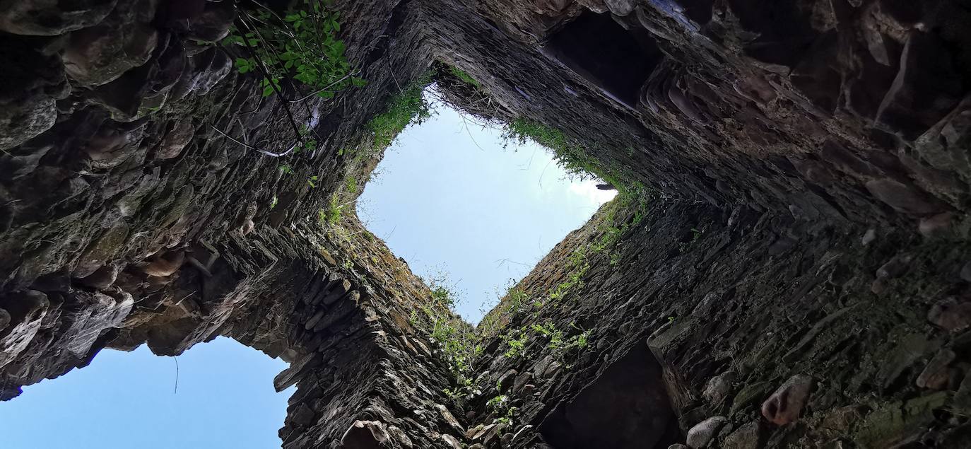 Los vecinos de la localidad del Castillo, en Riello, consiguen la cesión del Castillo de Benal, antigua propiedad de los Condes de Luna, para su rehabilitación y puesta en valor tras décadas de olvido que han llevado a la fortaleza a un estado de ruina.