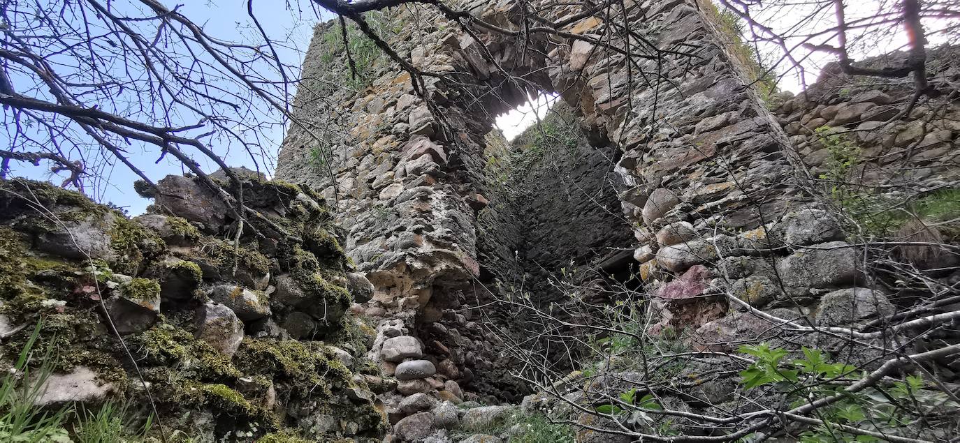 Los vecinos de la localidad del Castillo, en Riello, consiguen la cesión del Castillo de Benal, antigua propiedad de los Condes de Luna, para su rehabilitación y puesta en valor tras décadas de olvido que han llevado a la fortaleza a un estado de ruina.