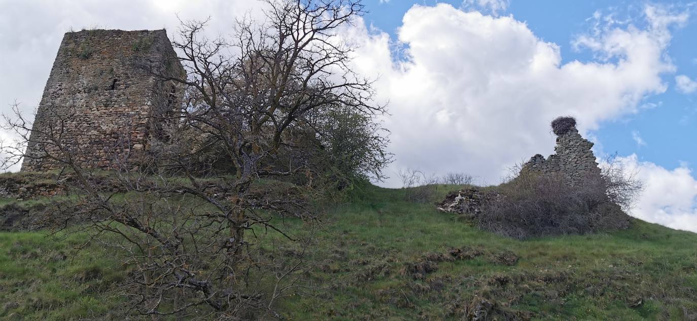 Los vecinos de la localidad del Castillo, en Riello, consiguen la cesión del Castillo de Benal, antigua propiedad de los Condes de Luna, para su rehabilitación y puesta en valor tras décadas de olvido que han llevado a la fortaleza a un estado de ruina.