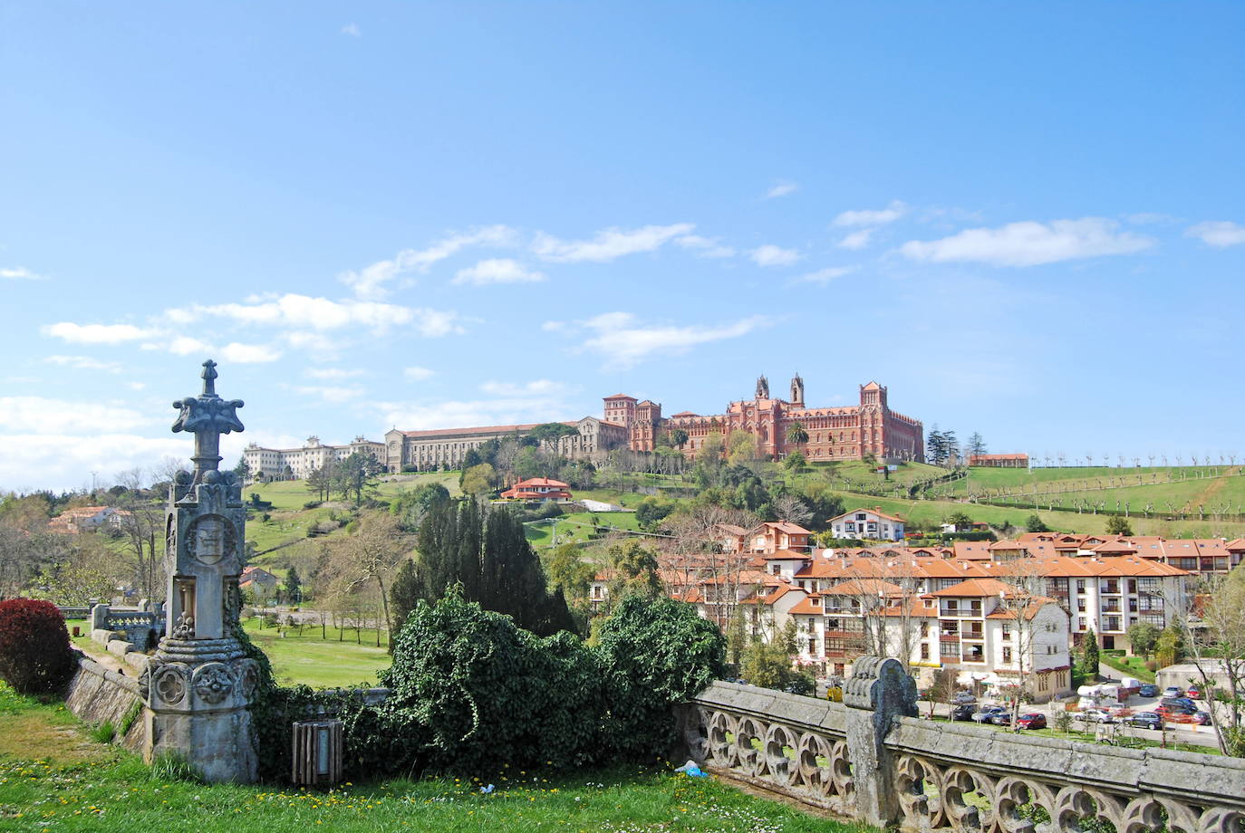 1.- Comillas (Cantabria) | 5660 Búsquedas/mes. Asentada sobre suaves colinas verdes y a orillas del mar Cantábrico se encuentra Comillas. Este pueblo, declarado Conjunto Histórico Artístico, destaca tanto por su increíble belleza arquitectónica como paisajística, pero también por su pasado lleno de increíbles acontecimientos que hacen de este un pueblo único y especial. Lo que no te puedes perder, según Holidú: El Capricho de Gaudí, el Palacio de Soberallano y el casco antiguo. 