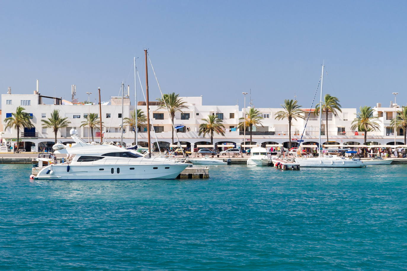 5.- Formentera (Islas Baleares) | 4200 Búsquedas/mes. Pequeño tesoro en pleno Mediterráneo lejos del bullicio y ajetreo de sus islas vecinas de Mallorca e Ibiza. Cuenta con tan solo 82 kilómetros cuadrados, pero son suficientes para seducir al turista con su riqueza natural y paisajística; playas de arena blanca, aguas cristalinas, paisajes de ensueño y una deliciosa gastronomía a base de pescado y marisco. Lo que no te puedes perder, según Holidú: Playa de ses illetes, Mirador de Formentera y Mercados tradicionales. 