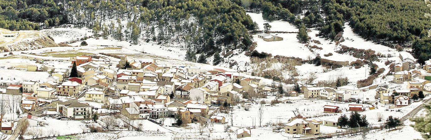 9.- Albarracín (Teruel, Aragón) | 3290 Búsquedas/mes. En el corazón de la provincia de Teruel y rodeado de unos de los conjuntos paisajísticos y culturales más sorprendentes de Aragón encontramos Albarracín. Un pequeño pueblo habitado por poco más de 3.200 personas con callejuelas estrechas y empinadas, casas de color rojizo colgadas sobre el río Guadalaviar y rincones que transportan a tiempos de antaño. Galardonado como Monumento Nacional desde junio de 1961 e incluso ha sido propuesto para ser declarada Patrimonio de la Humanidad por la UNESCO. Lo que no te puedes perder, según Holidú: Sus murallas, el Alcázar y el nacimiento del río Tajo. 