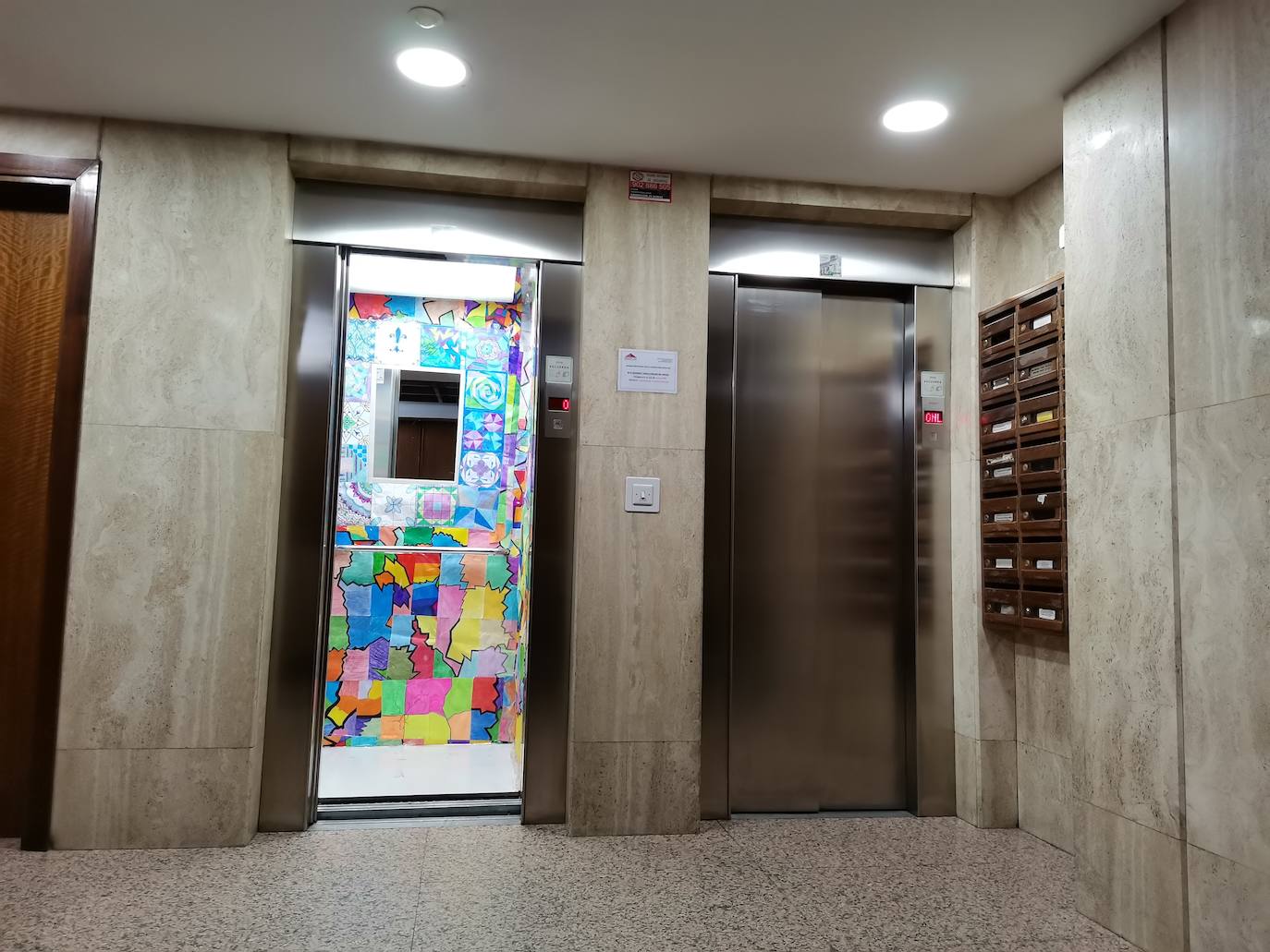 Los alumnos del Maristas de León elaboran la reforma y el pintado de un ascensor en una vivienda de la capital.