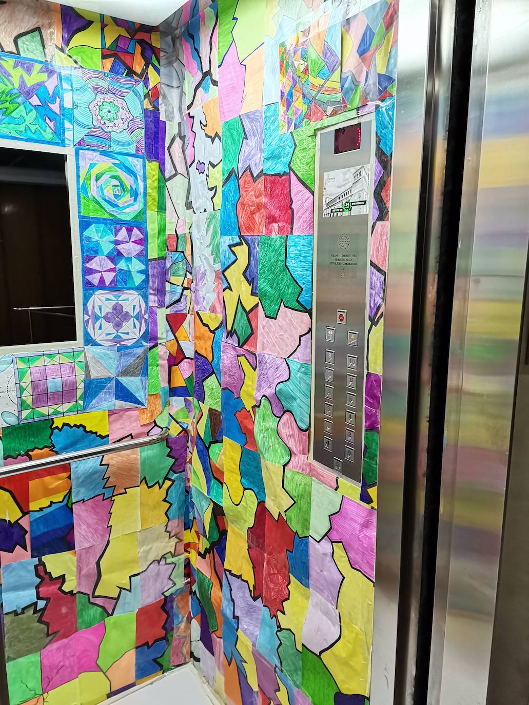 Los alumnos del Maristas de León elaboran la reforma y el pintado de un ascensor en una vivienda de la capital.