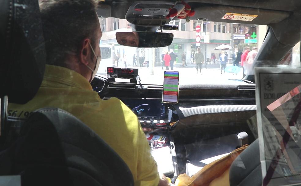 Un taxista conduce por las calles de León capital.