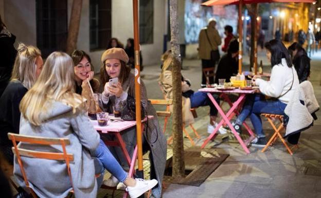 Varias personas conversan en la terraza de un bar de Barcelona. el pasdo mes de noviembre 