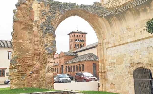 Galería. Ruinas del convento de San Benito, con la iglesia de San Tirso al fondo.