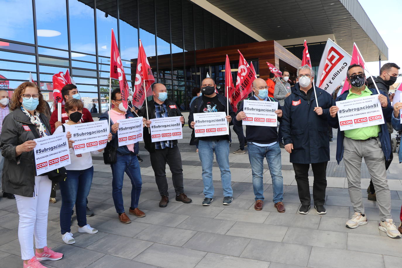 Los trabajadores de Renfe en León se concentran para reclamar mismas condiciones laborales para unos trabajadores interinizados