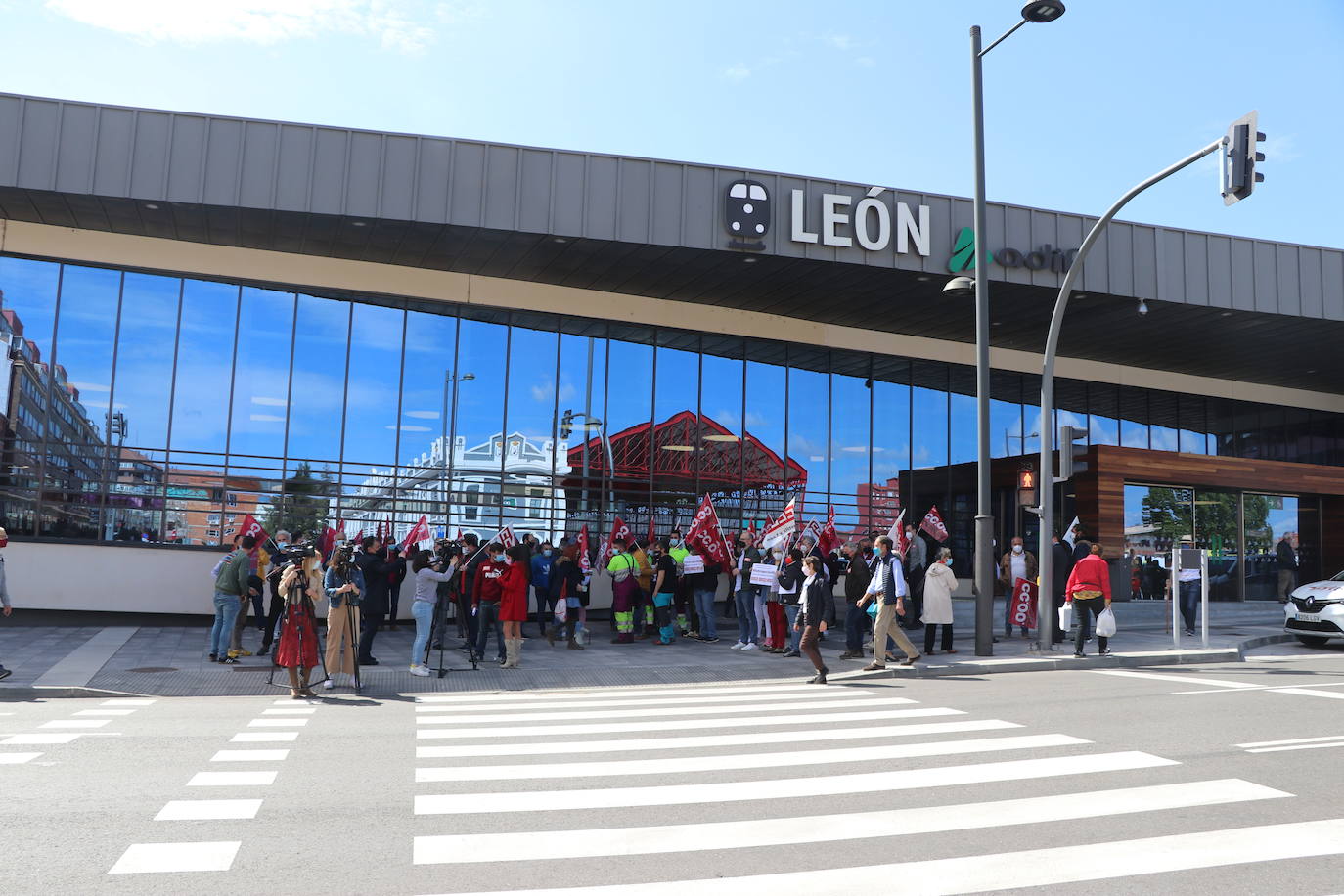 Los trabajadores de Renfe en León se concentran para reclamar mismas condiciones laborales para unos trabajadores interinizados