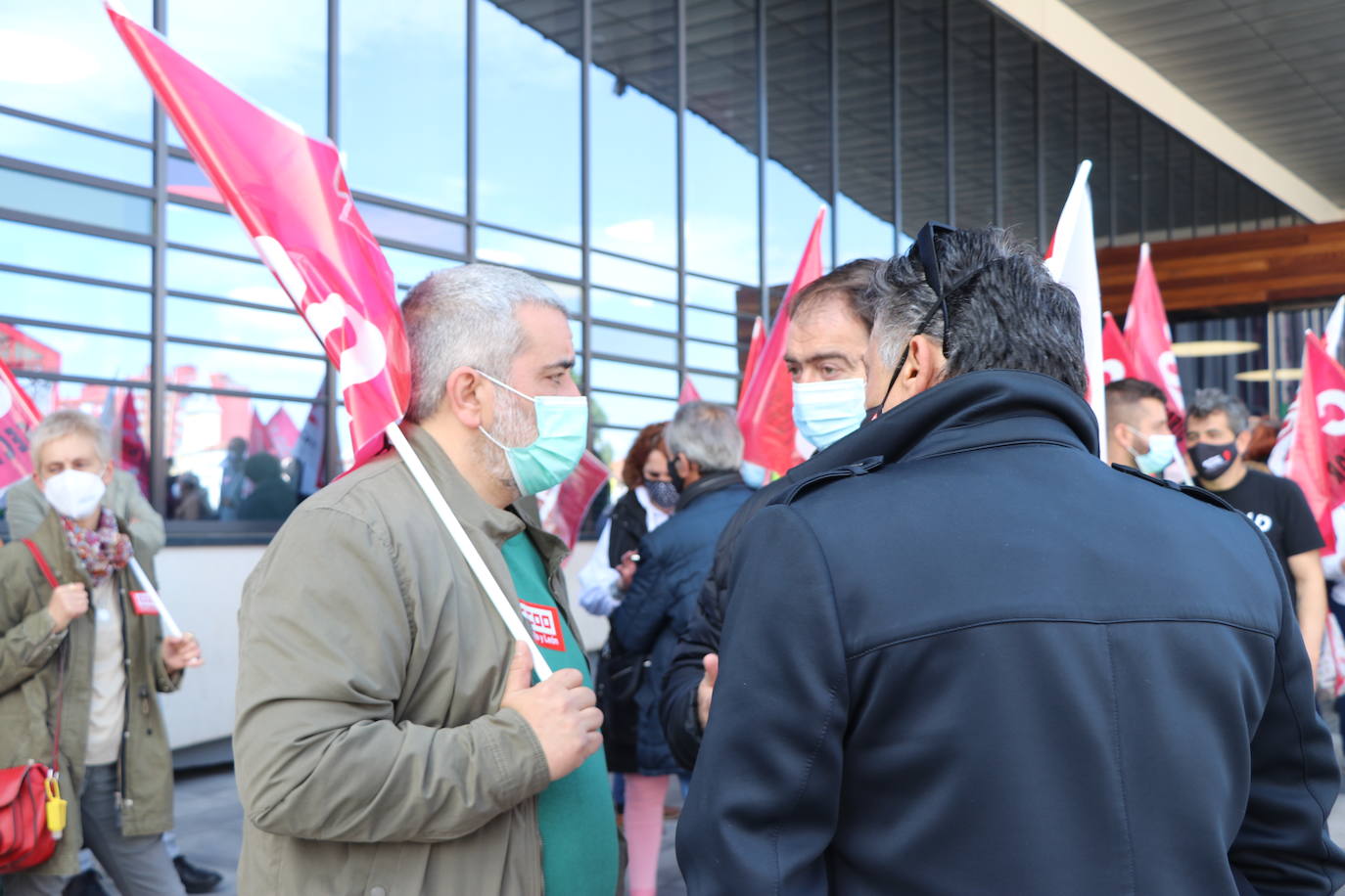 Los trabajadores de Renfe en León se concentran para reclamar mismas condiciones laborales para unos trabajadores interinizados