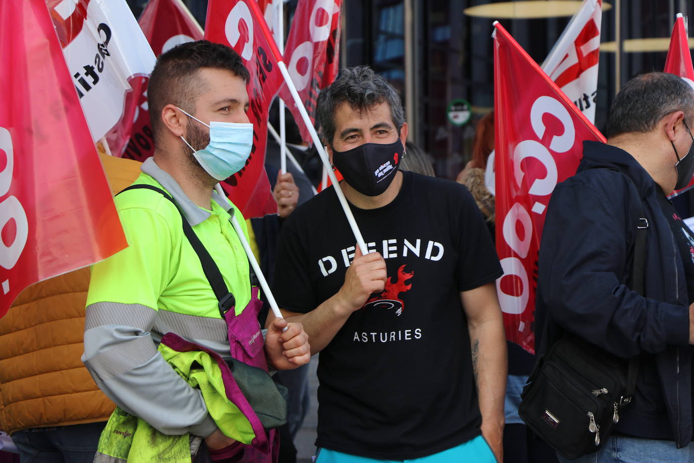 Los trabajadores de Renfe en León se concentran para reclamar mismas condiciones laborales para unos trabajadores interinizados