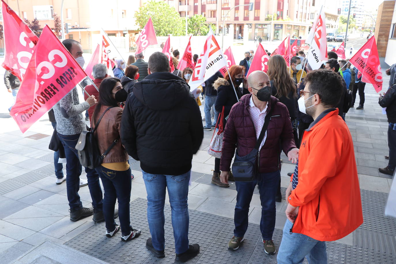 Los trabajadores de Renfe en León se concentran para reclamar mismas condiciones laborales para unos trabajadores interinizados