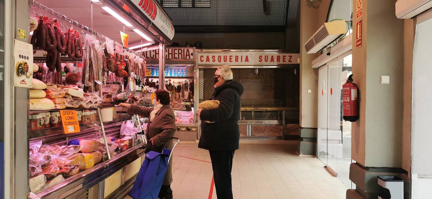 Los comerciantes apremian por una solución a una situación que les ha llevado a reducir sus ganancias en un 40% en los ocho años que llevan «abandonados» por el Ayuntamiento