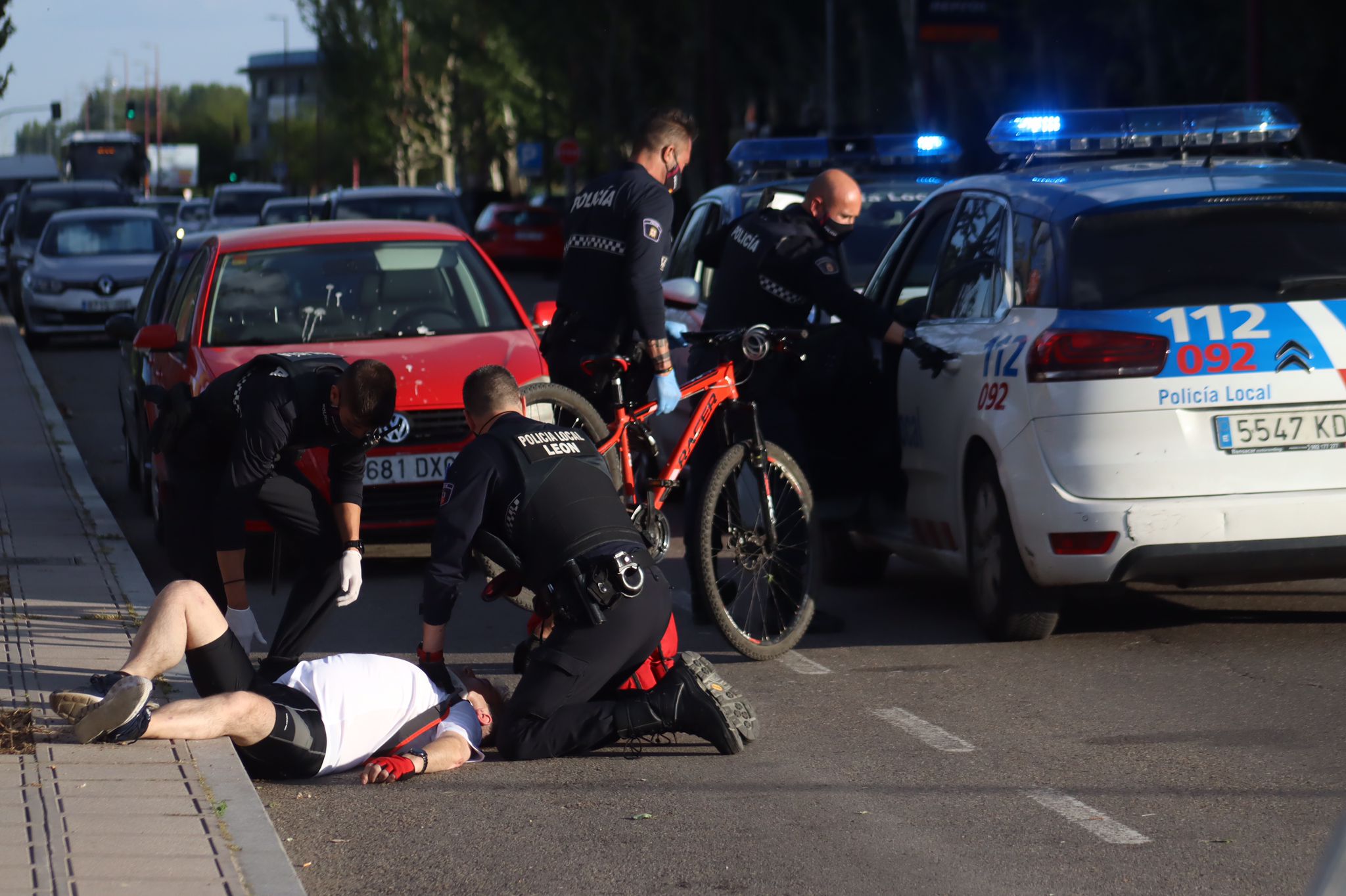 Según testigos presenciales, el hombre ha sufrido un desvanecimiento cuando circulaba en su bicicleta a la altura de los juzgados de León