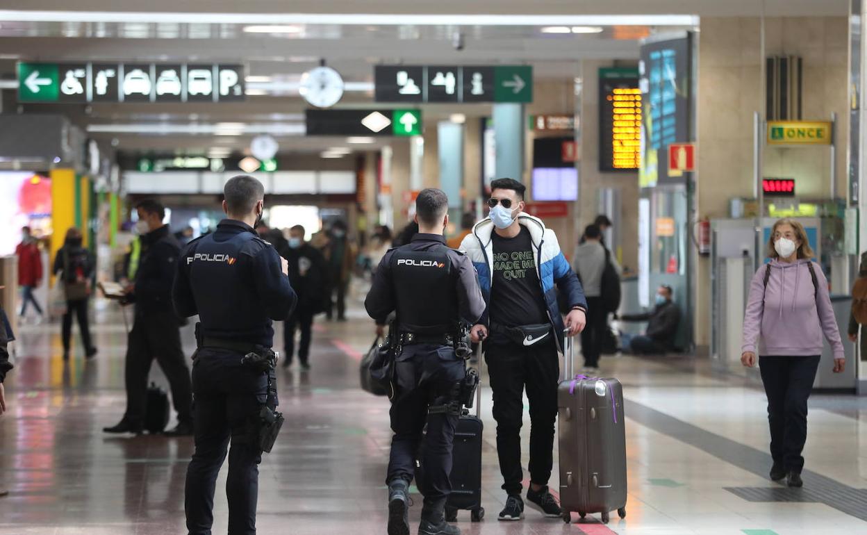 Controles policiales en la estación madrileña de Chamartin.