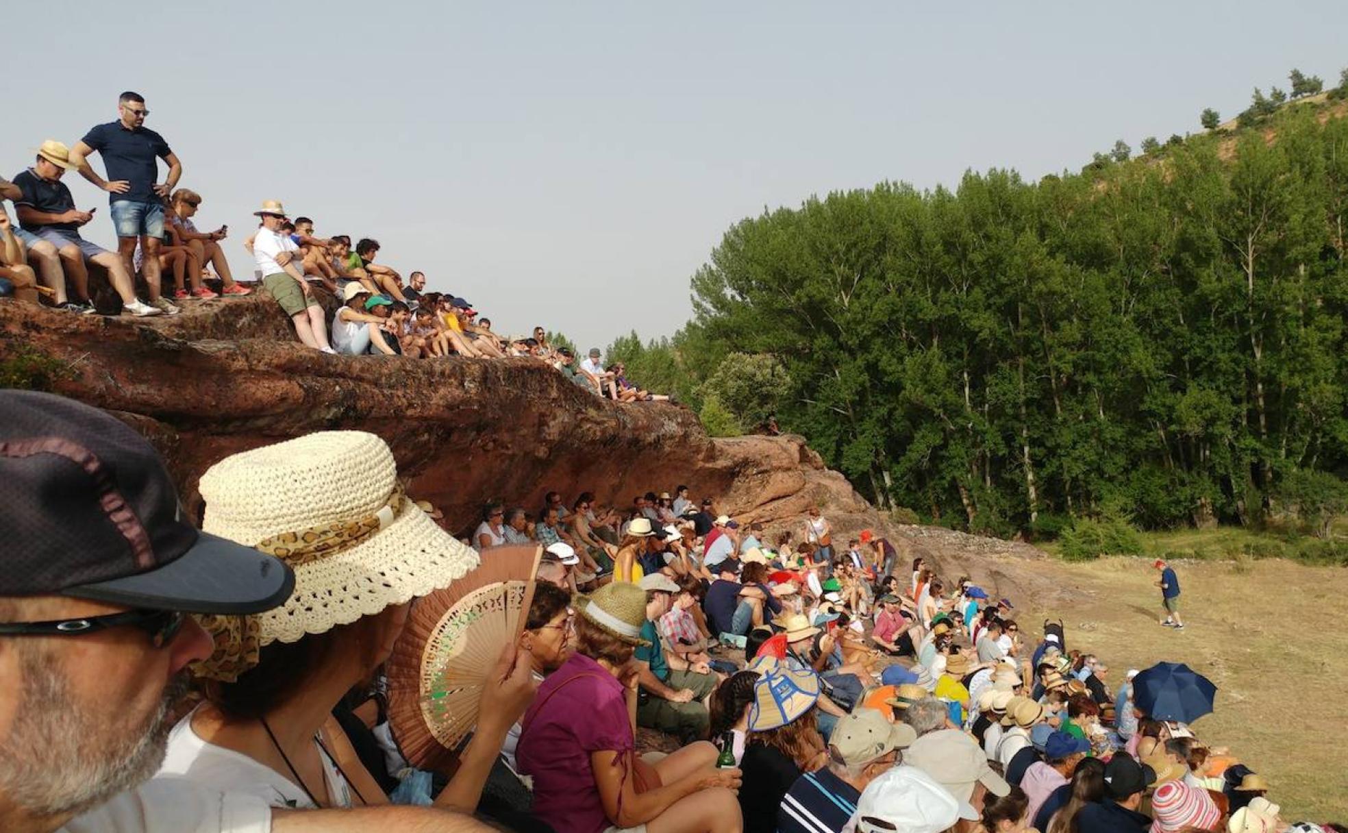 El público espera el inicio de una representación del certamen Teatro en el Graderío, en Tiermes.