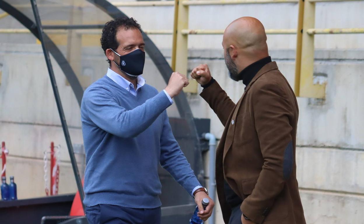 Ramón González saluda al entrenador del Zamora.