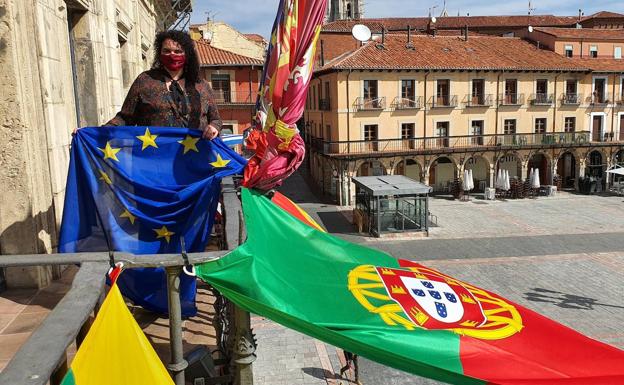 La concejala Vera López desde el balcón del Consistorio.