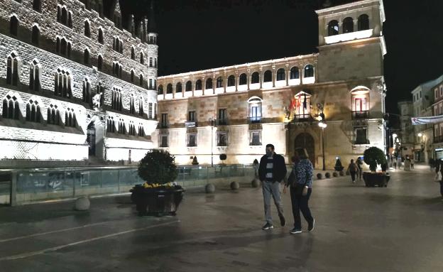 Dos personas pasean por Botines pasadas las doce de la noche.