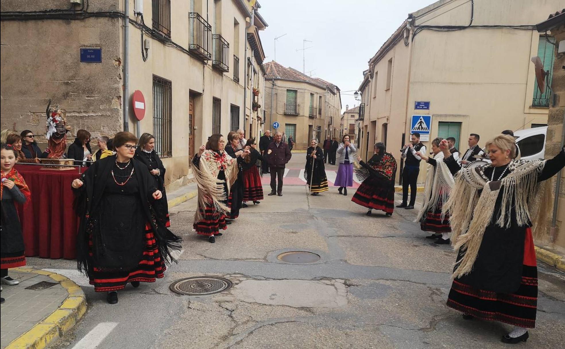 Las mujeres bailan ante su patrona, Santa Águeda.