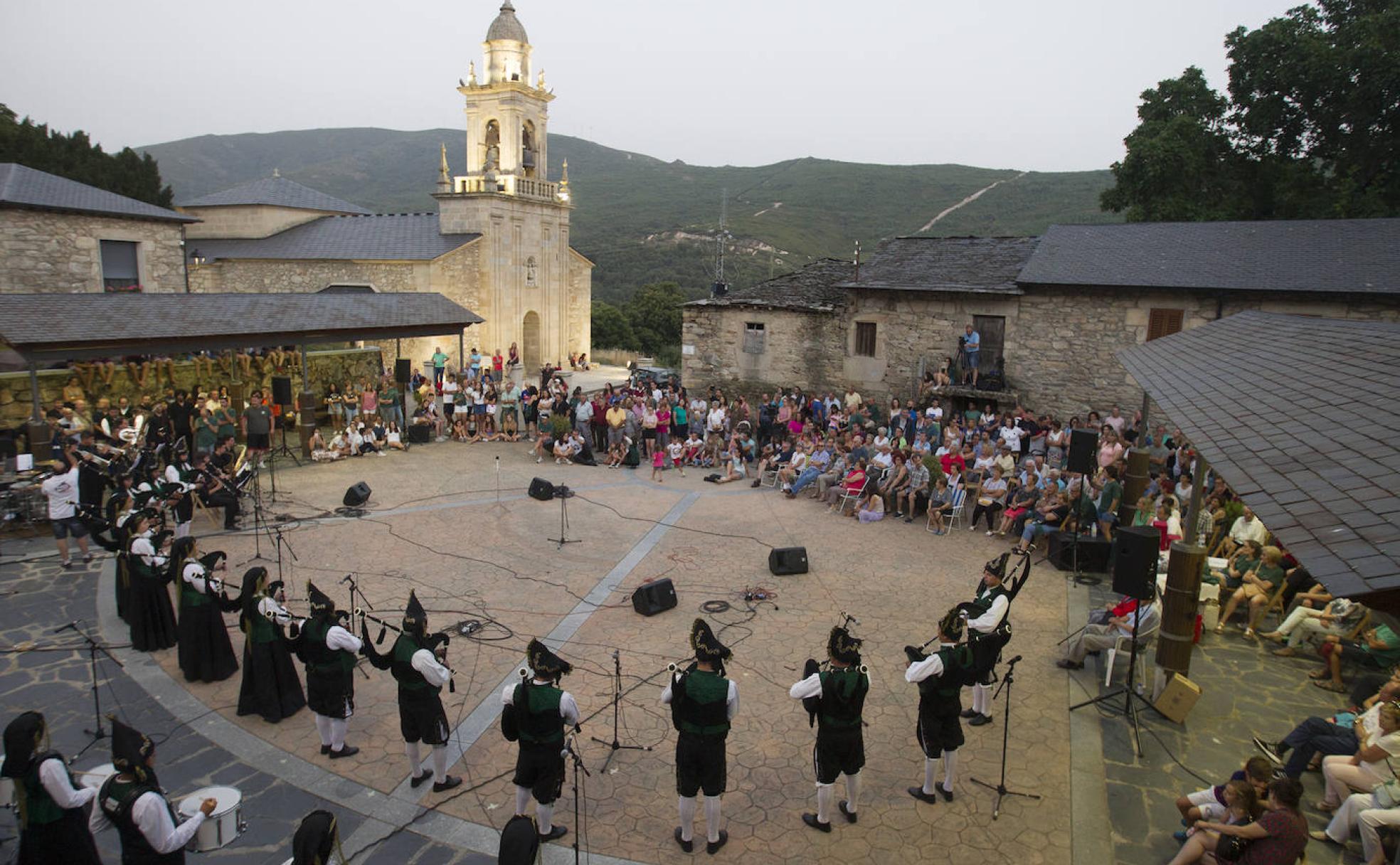 Actuación de la Banda de Gaitas As Portelas en la plaza de Lubián.