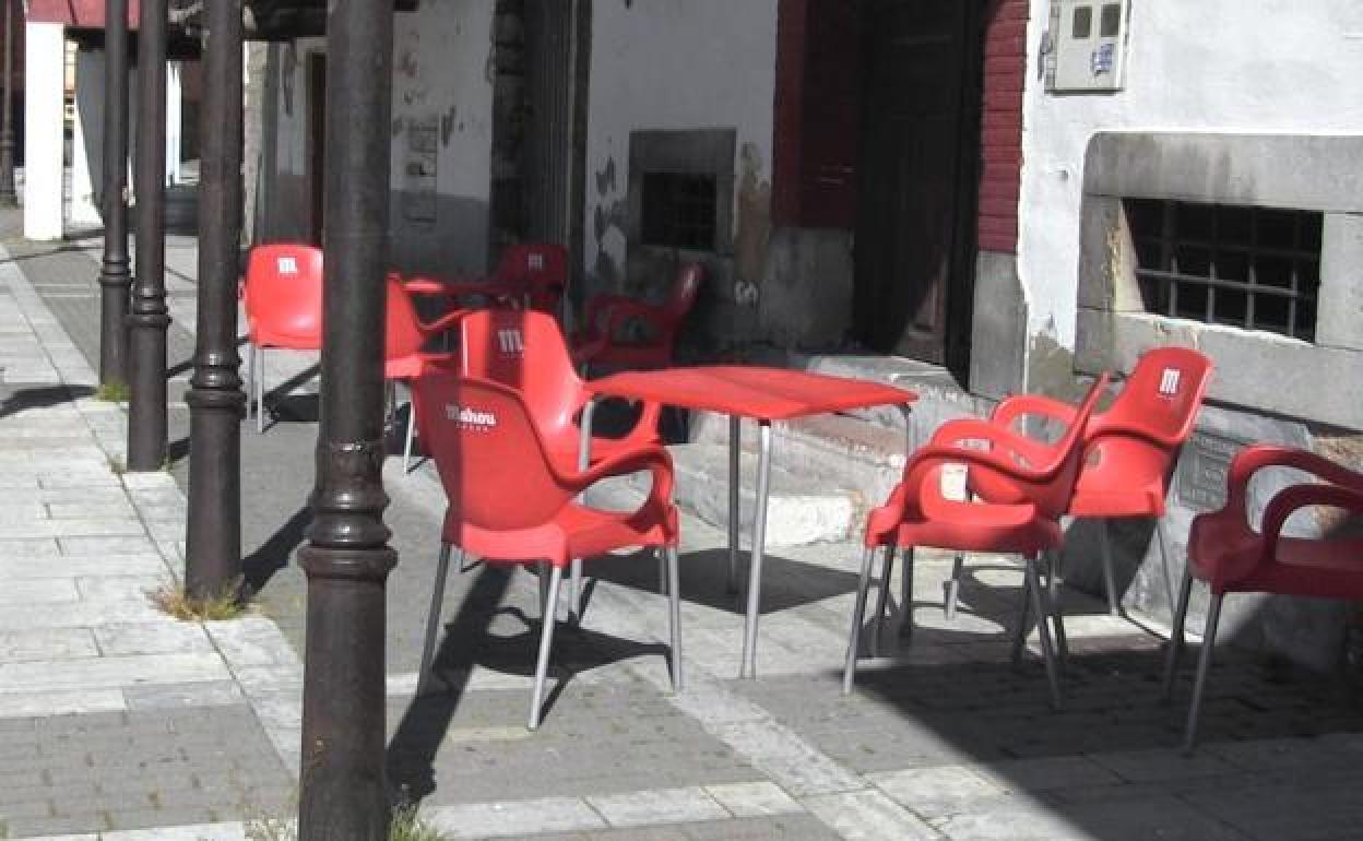 Terrazas sin gente en un pueblo de León.