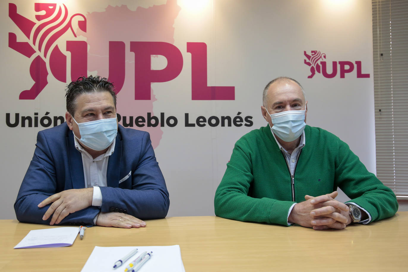 El secretario general de UPL, Luis Mariano Santos, y el vicesecretario general, Eduardo López Sendino, informan sobre la manifestación leonesista que convoca la asociación Conceyu País Llionés.