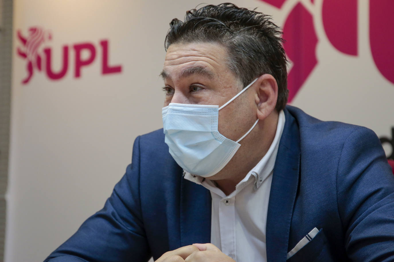 El secretario general de UPL, Luis Mariano Santos, y el vicesecretario general, Eduardo López Sendino, informan sobre la manifestación leonesista que convoca la asociación Conceyu País Llionés.