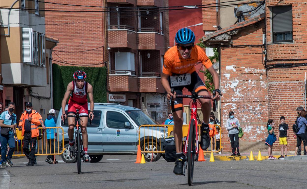 Un instante de la carrera por las calles de la localidad.