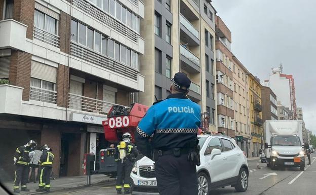 Bomberos y Policía Local en el lugar del suceso. 