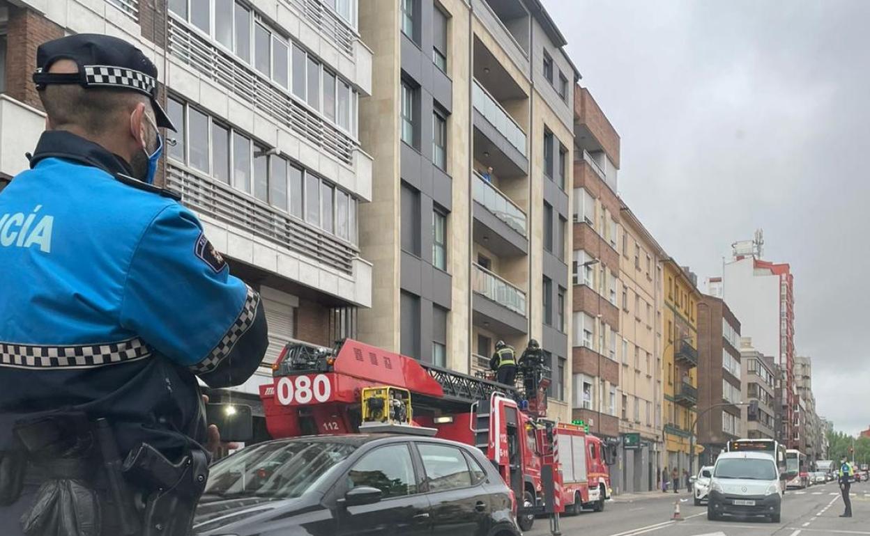 Efectivos de Bomberos León y Policía Local, este lunes, en Alcalde Miguel Castaño.