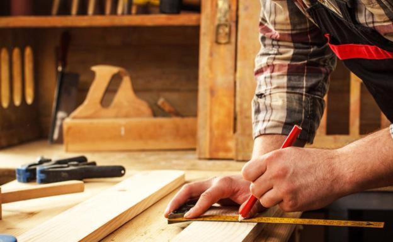 Un empleado autónomo trabajando sobre la madera.