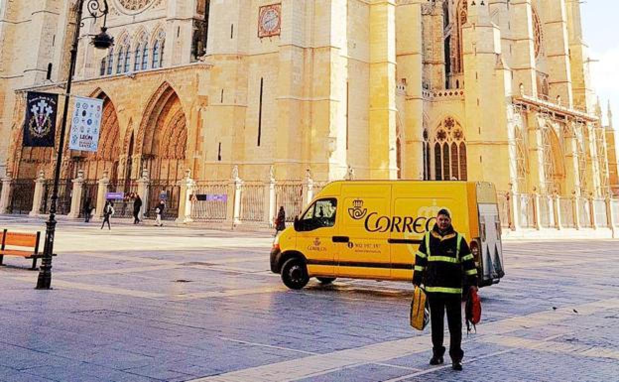 Imagen de un trabajador de Correos en León.