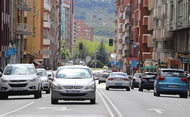 Varios vehículos esperan tras uno de los semáforos de la avenida.