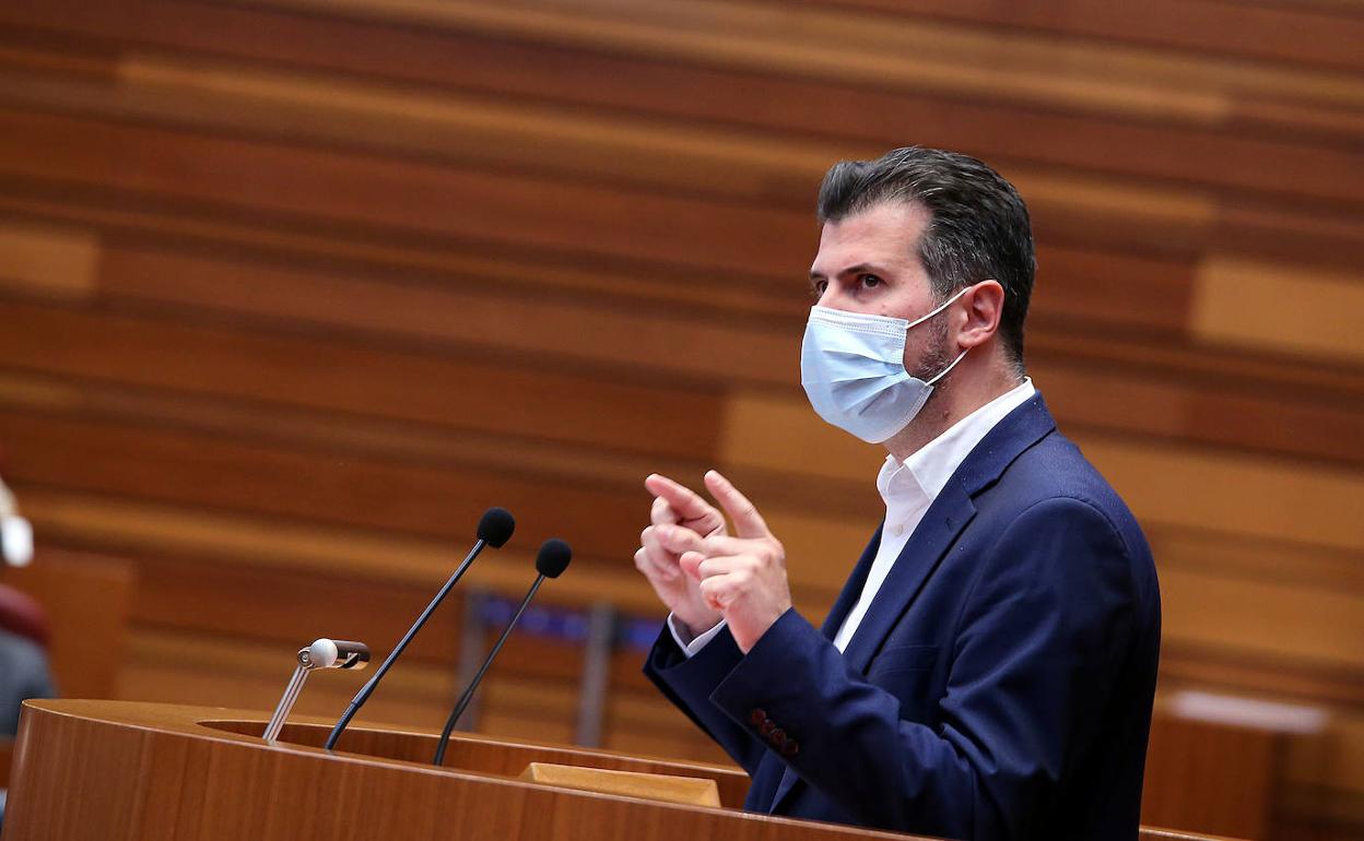 El portavoz del Grupo Socialista, Luis Tudanca, durante su intervención en el Pleno de presentación del informe anual del Procurador del Común correspondiente a 2020 en el pleno de las Cortes.