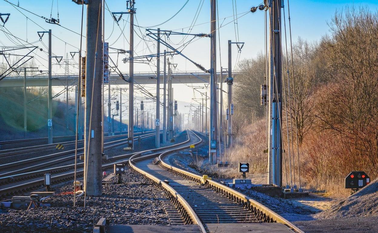 Imagen de un 'cruce de caminos' entre vías ferroviarias.