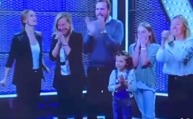 La nerviosa familia Puente, durantye la grabación del programa.