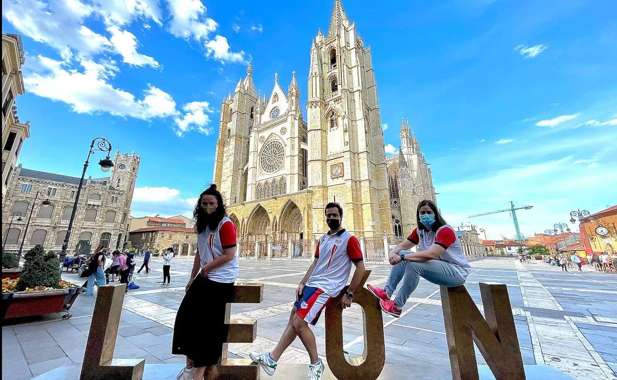 Jonathan Moreno, Miriam Sequera y Ana Rodríguez, nadadores del CN León.