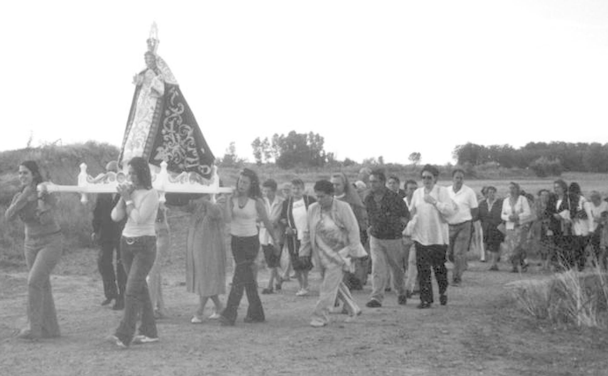 Jóvenes portan la talla de la Virgen del Amparo, patrona de Boadilla de Rioseco.