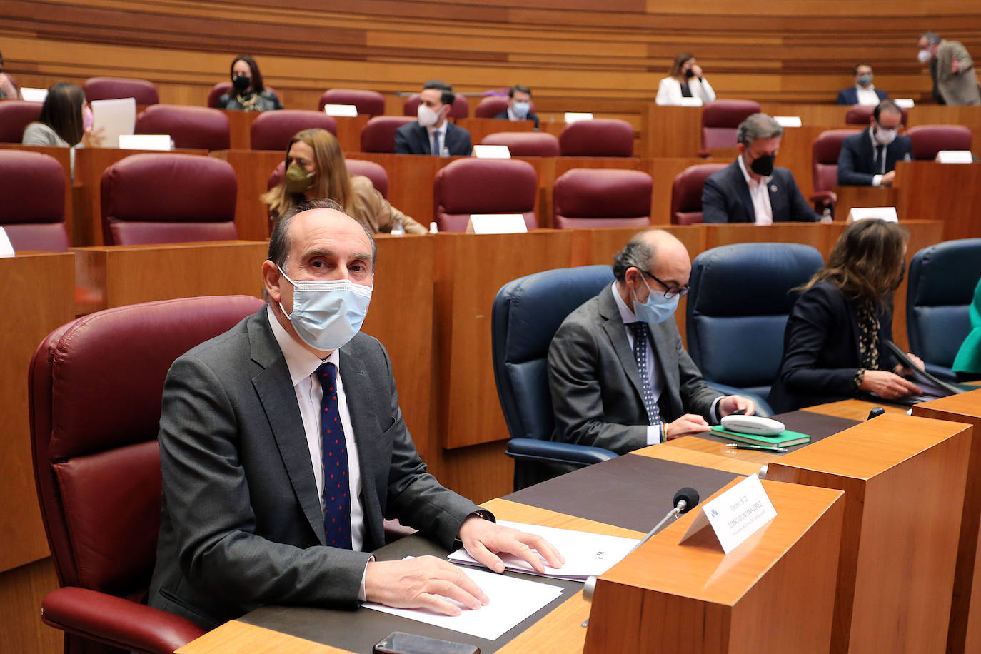 El Procurador del Común de Castilla y León, Tomás Quintana López, presenta el informe anual de la institución correspondiente a 2020 en el pleno de las Cortes.