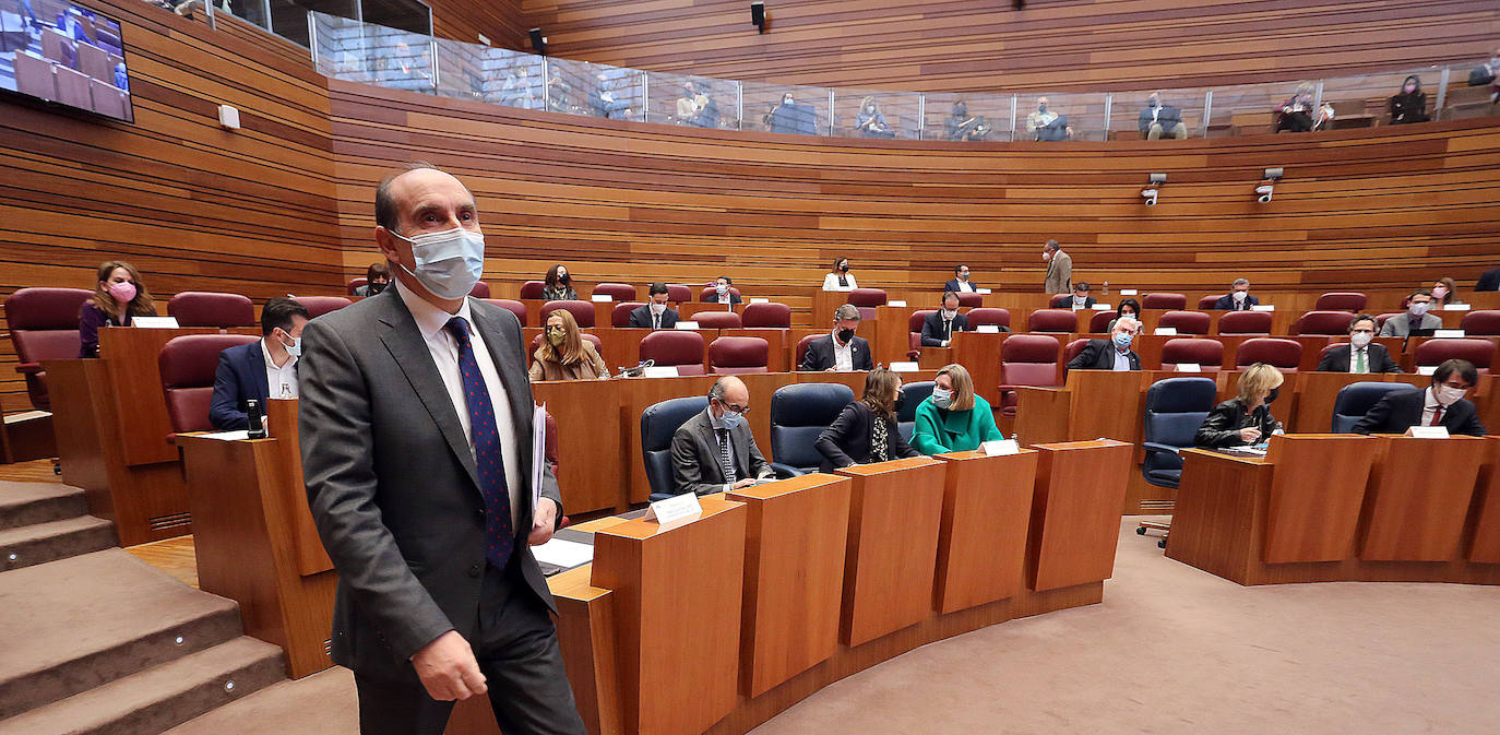 El Procurador del Común de Castilla y León, Tomás Quintana López, presenta el informe anual de la institución correspondiente a 2020 en el pleno de las Cortes.