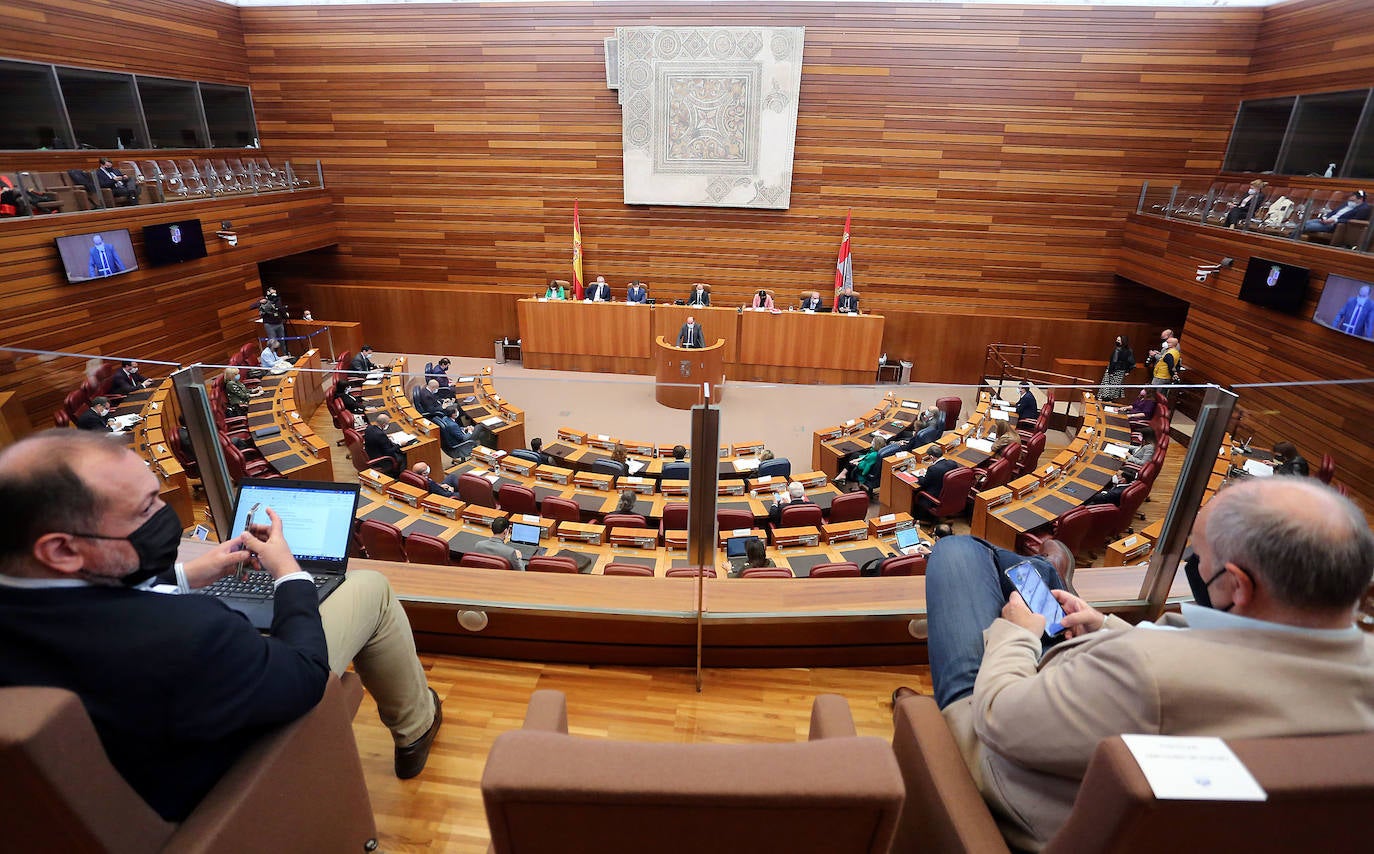 El Procurador del Común de Castilla y León, Tomás Quintana López, presenta el informe anual de la institución correspondiente a 2020 en el pleno de las Cortes.