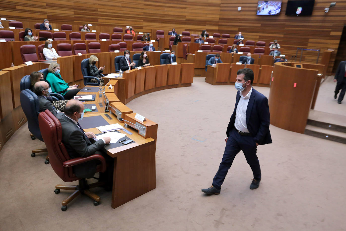 El Procurador del Común de Castilla y León, Tomás Quintana López, presenta el informe anual de la institución correspondiente a 2020 en el pleno de las Cortes.