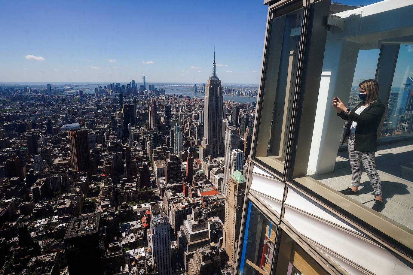 El observatorio Summit One Vanderbilt ofrece una de las vistas más impresionantes de la ciudad de Nueva York. Este lugar, que no se podrá visitar hasta el 21 de octubre porque está remodelándose, corona el edificio One Vanderbilt y se eleva a una altura de 427 metros. 